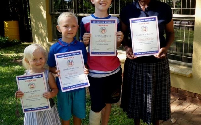 Callie Lotz se kleinkinders met hul sertifikate vir braafheid, met vlnr Juliette, Vince en Leo Lotz, saam met Veronica Hlopulusa wat ook â€˜n sertifikaat ontvang het 